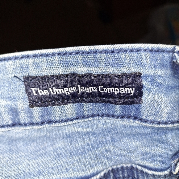 Umgee NWT embroidered flare leg jeans in a size 30 waist and 33 inseam - Picture 4 of 11